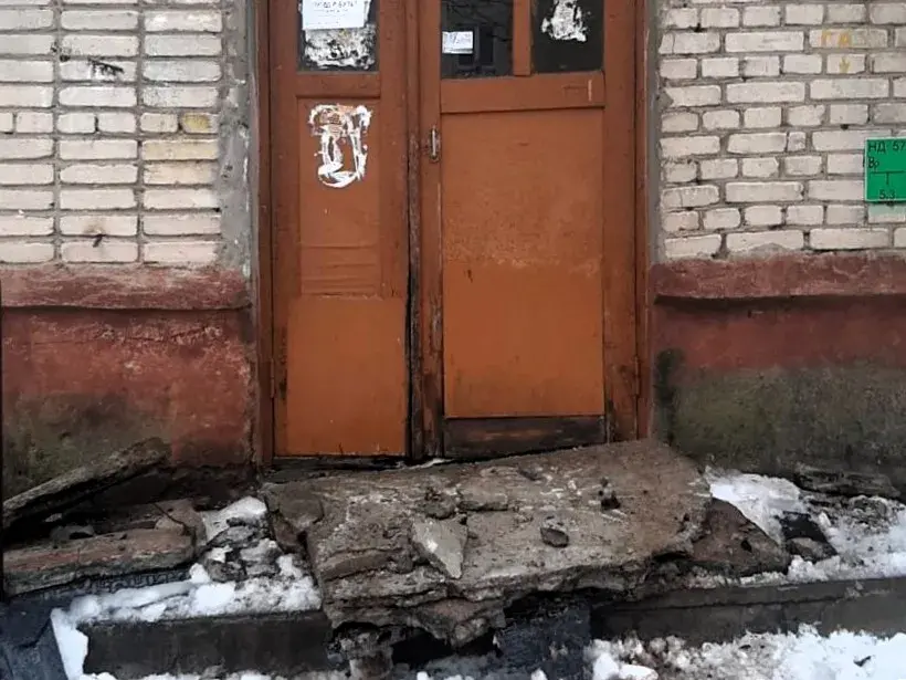 У Маладзечне абваліліся бетонныя брылькі двух пад'ездаў у жылым доме