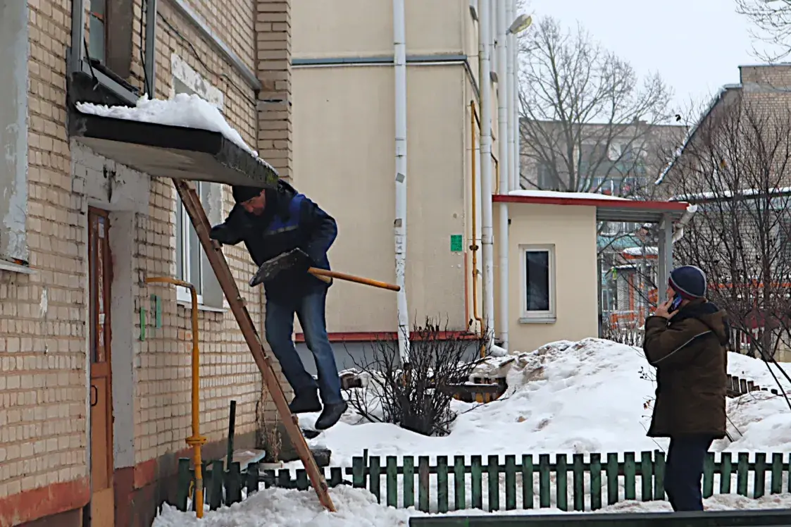 У Маладзечне абваліліся бетонныя брылькі двух пад'ездаў у жылым доме
