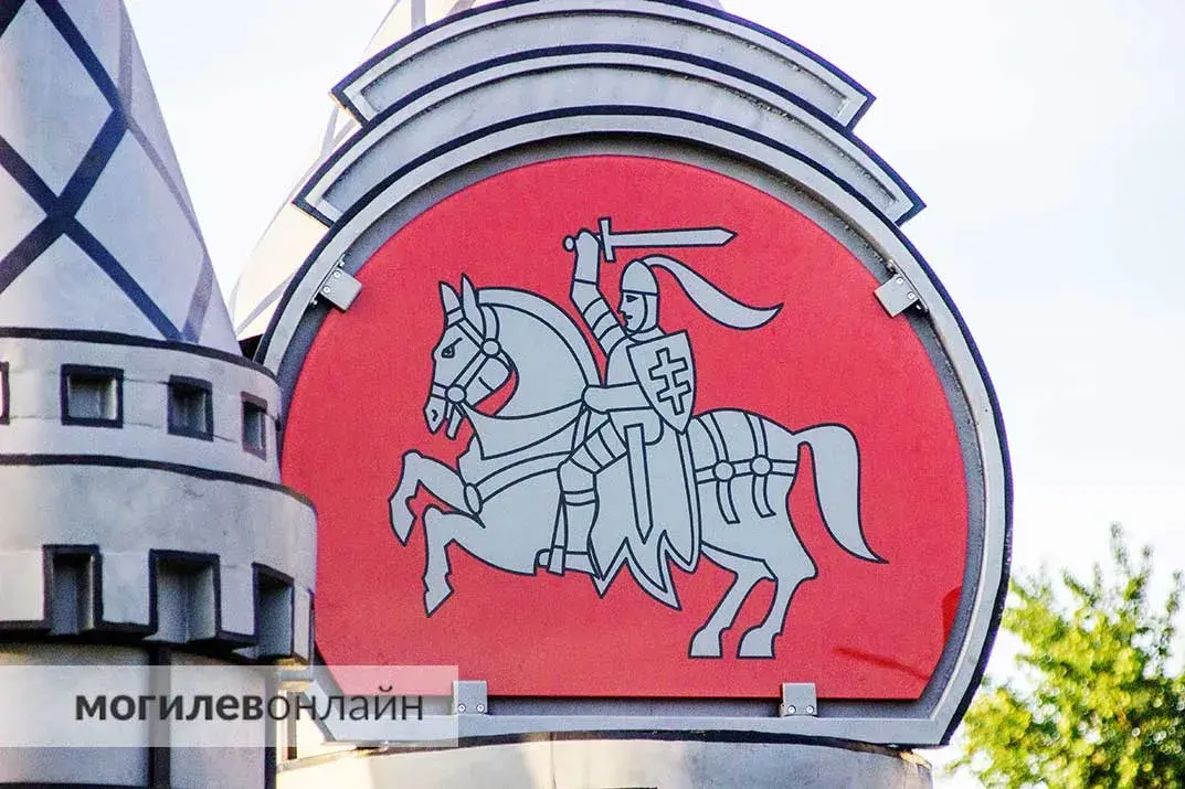 В Могилеве установили семиметровый герб города с "Погоней"