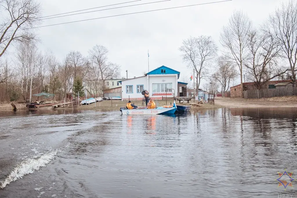 Паводка падтапіла дамы, масты і дарогі ў 33 раёнах Беларусі