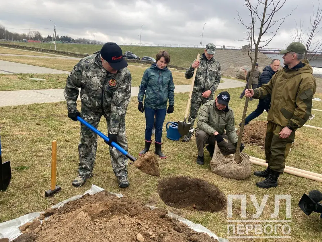 Лукашенко прогулял субботник. А что он на них делал раньше?