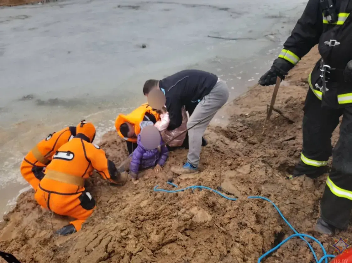 У Мінску ратавалі дзяцей з гразевай пасткі 
