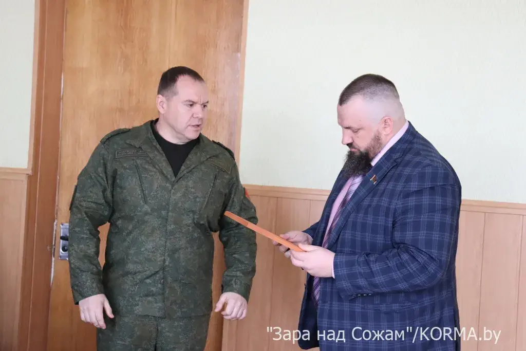 У Карме раздавалі падарункі за вучэнні тэрабароны: граматы і пісталет