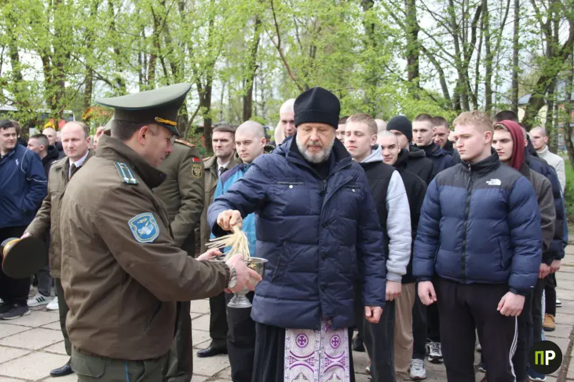 У Мачулішчах перад прызыўнікамі спецназаўца паклалі на цвікі