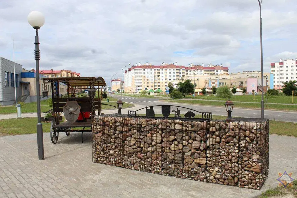 У Астраўцы адкрылі лаўку з камення і дрота