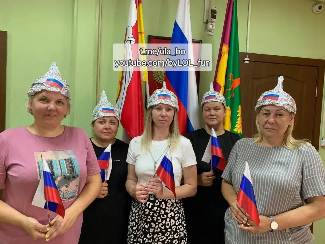 Белорусский пранкер заставил российских учителей делать шапочки из фольги