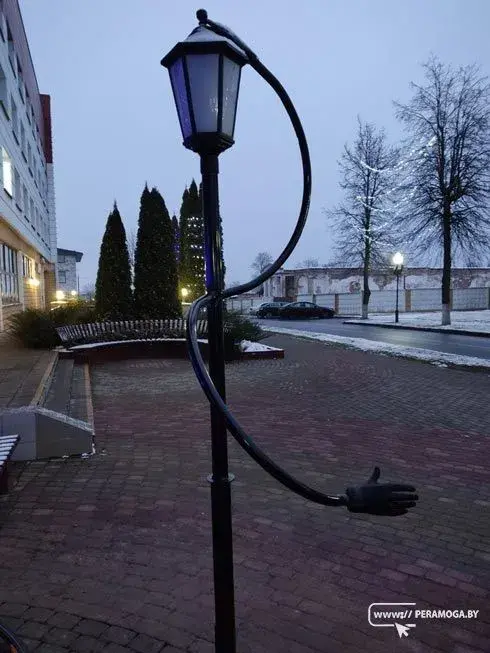 У Вілейцы ўсталявалі "ветлівы ліхтар", яму трэба ціснуць руку