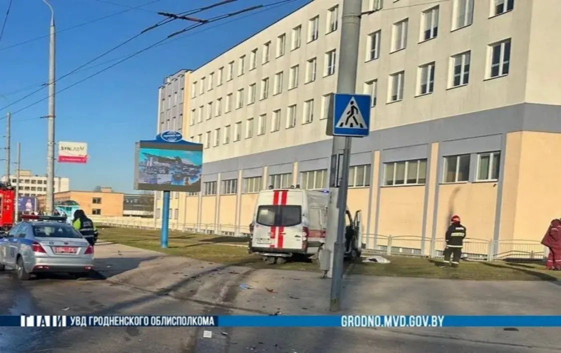 19-летняя водитель легковушки погибла в столкновении с машиной скорой помощи