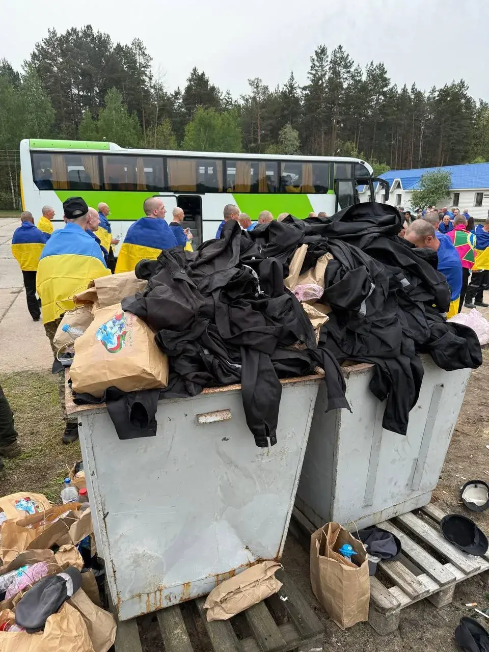 Вызваленыя ўкраінскія палонныя пакінулі беларусам расійскія турэмныя робы
