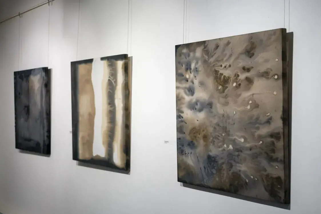 Беларускі мастак піша карціны нафтай па ільне — і іх можна ўбачыць у Мінску