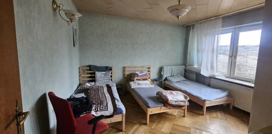 “Людзям патрэбна цяпло”. Як варшаўскі шэлтар прымае беларускіх экс-палітвязняў