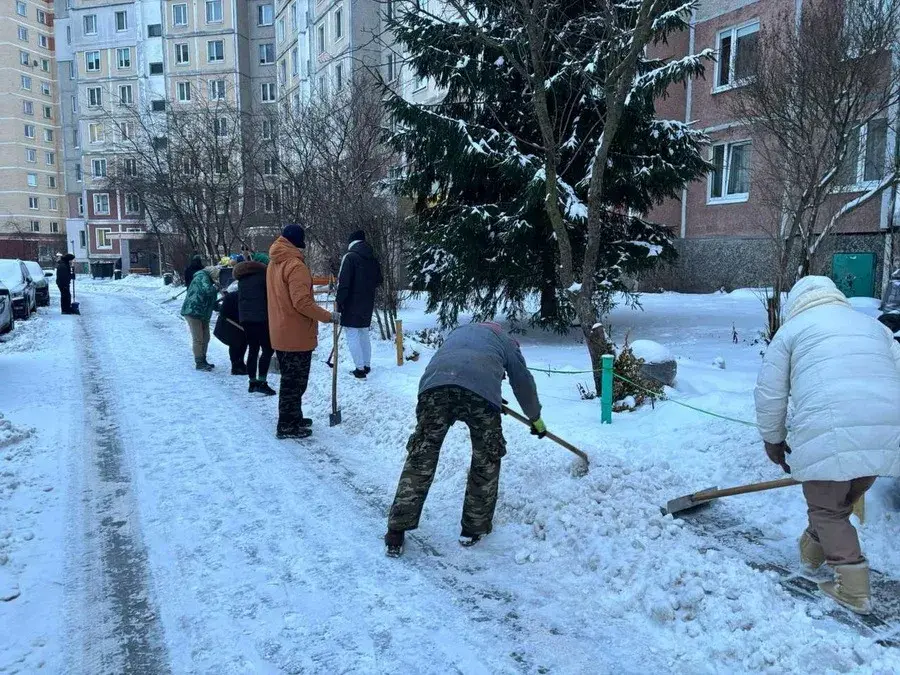 У Мінску да ўборкі снегу прыцягнулі школьнікаў і школьных выкладчыкаў