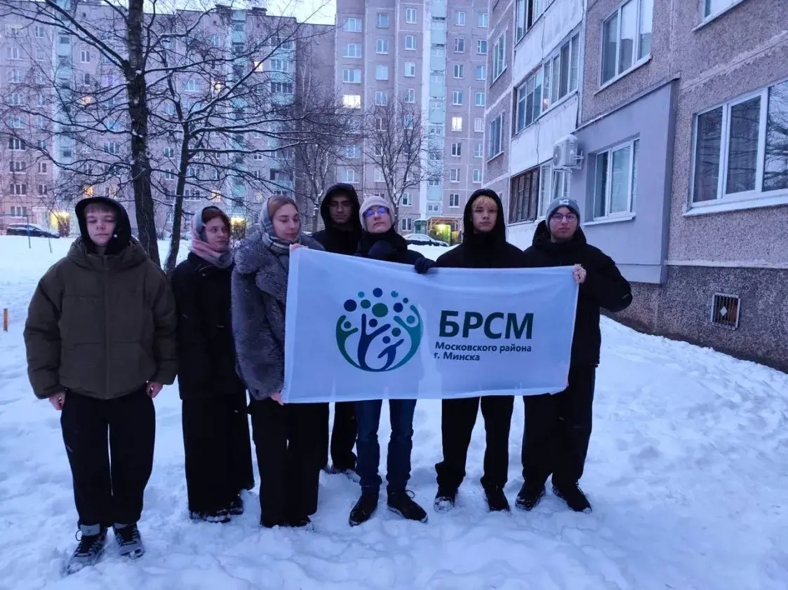 У Мінску да ўборкі снегу прыцягнулі школьнікаў і школьных выкладчыкаў