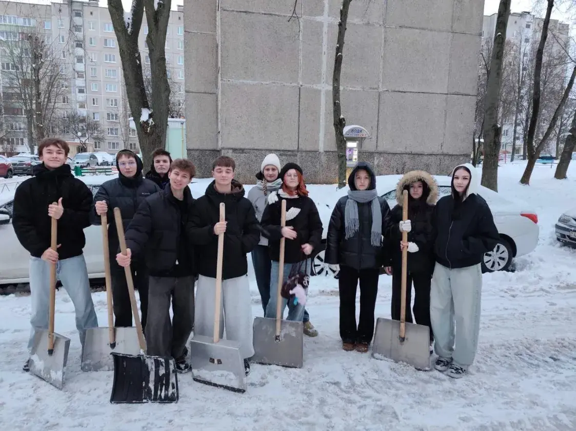 У Мінску да ўборкі снегу прыцягнулі школьнікаў і школьных выкладчыкаў