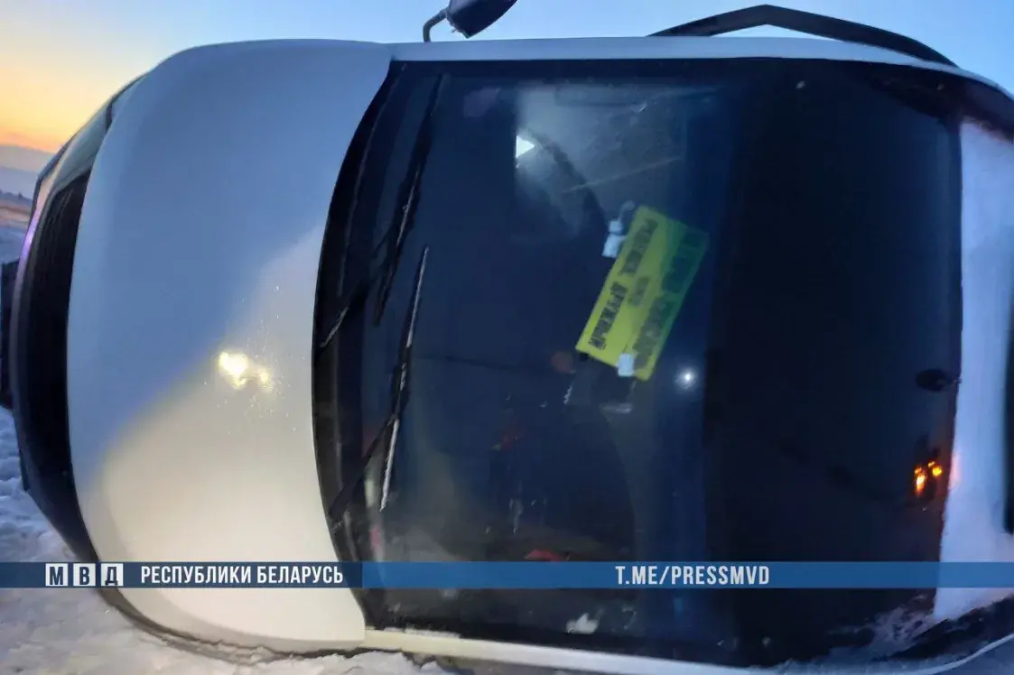 Пад Пухавічамі перакуліўся "бус" з пасажырамі