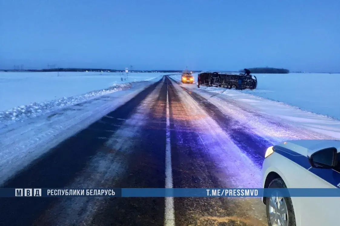 Пад Пухавічамі перакуліўся "бус" з пасажырамі