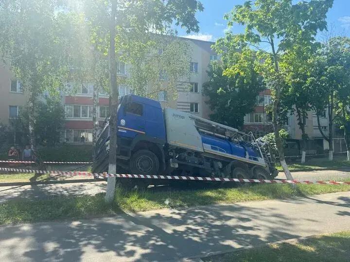 Аўтамабіль водаканала прыехаў адпампоўваць ваду — і праваліўся пад асфальт