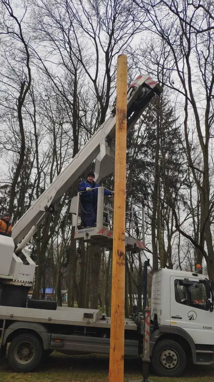 У Брэсце паставілі новы масленічны слуп узамен таго, што паламаўся