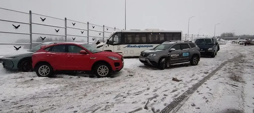 У аварыі пад Смалявічамі сутыкнуліся сем аўто і аўтобус 