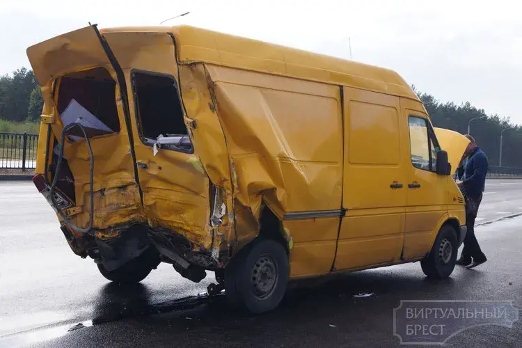 На ўездзе ў Брэст у аўтааварыю трапіла машына з тортамі (фота)