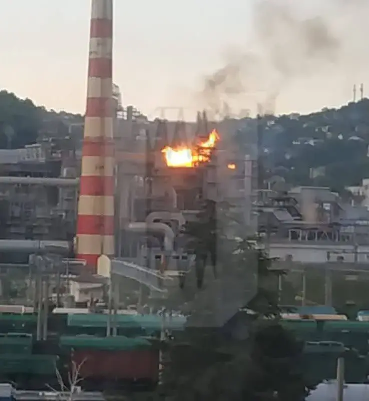 В российском Туапсе горел НПЗ, в Крыму из-за атак отменили занятия в школах