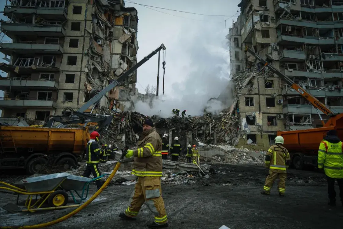 Разбор завалов в Днепре и "хлопки" в российском Белгороде — 328-е утро войны