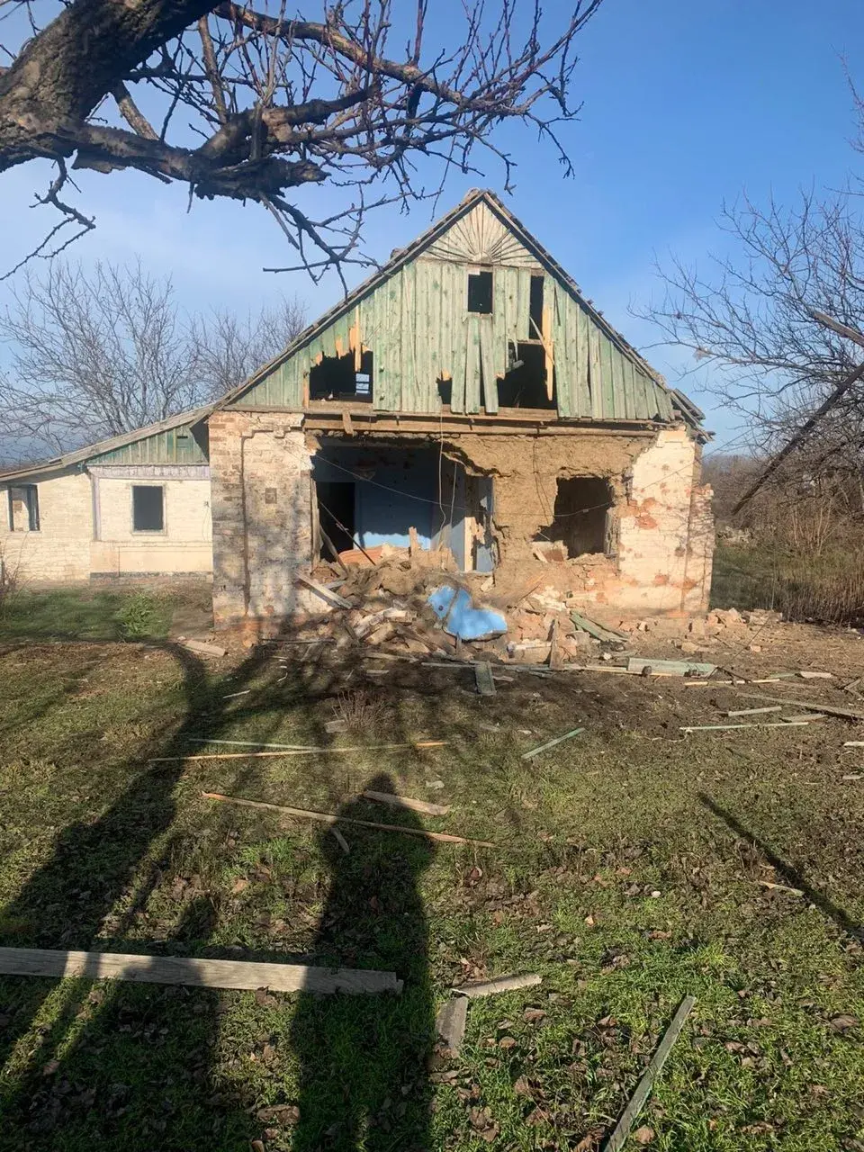 В Мариуполе сносят драмтеатр, где погибли сотни людей — 303-е утро войны