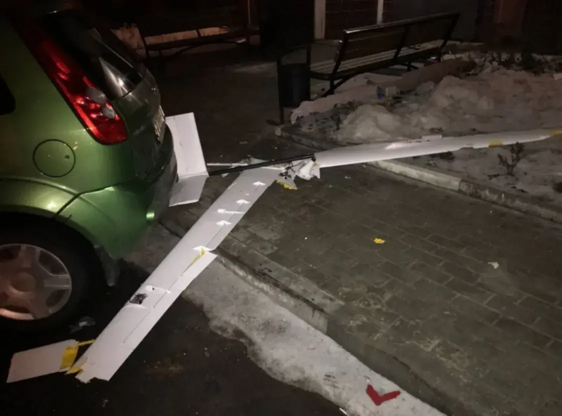 В российском Белгороде дрон залетел в окно жилого дома — 370-е утро войны