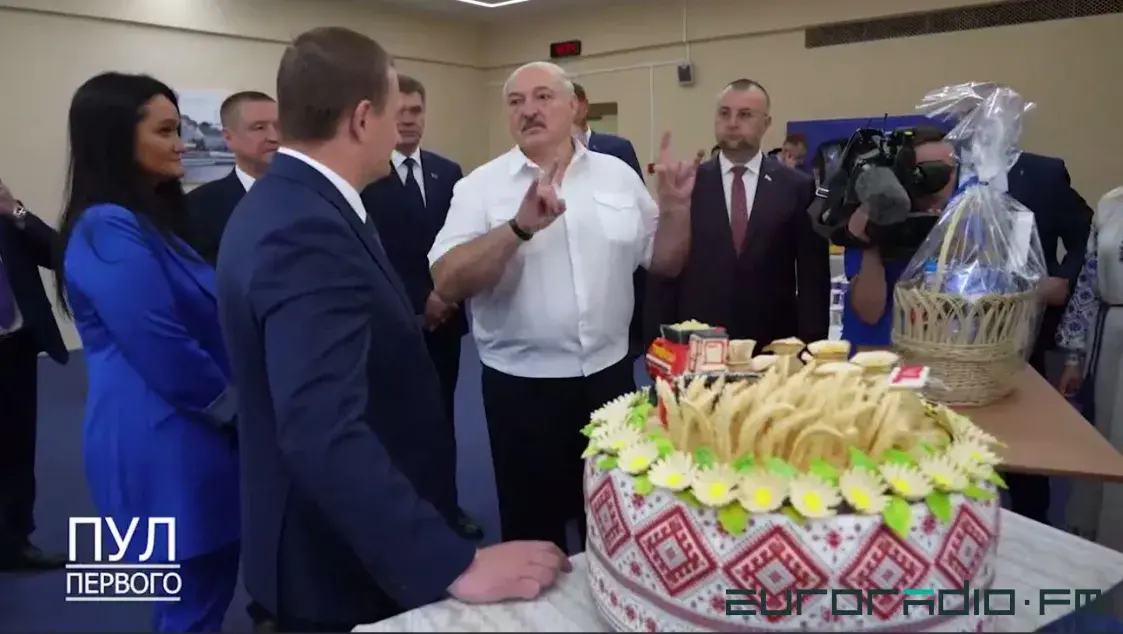 Когда “пахан” не уважает: допустимо ли Лукашенко обращаться на “ты” к чиновникам