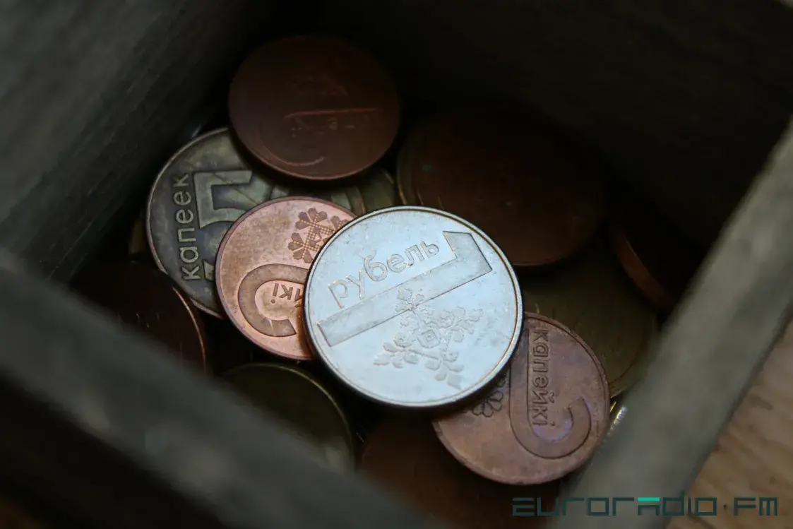 Учителям снова пообещали поднять зарплаты. Станут ли они богаче
