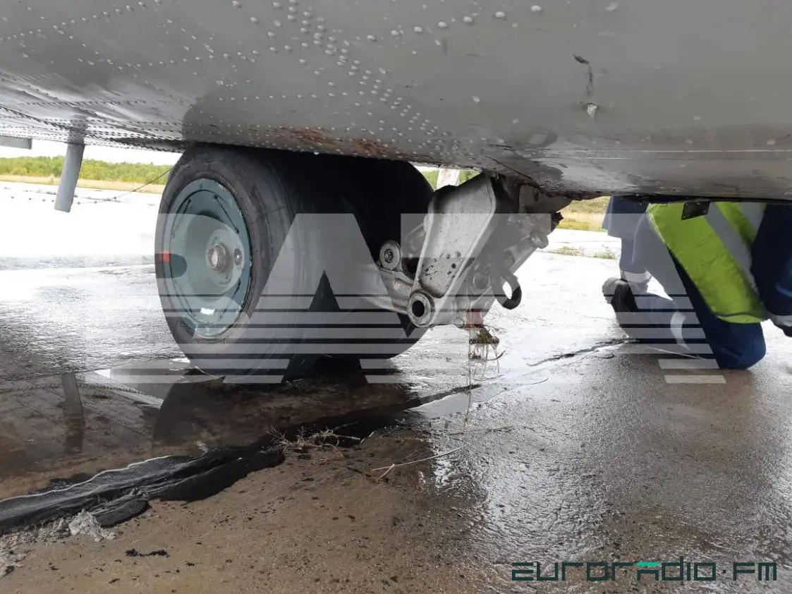 В России у самолета Ан-24 при посадке оторвало часть крыла