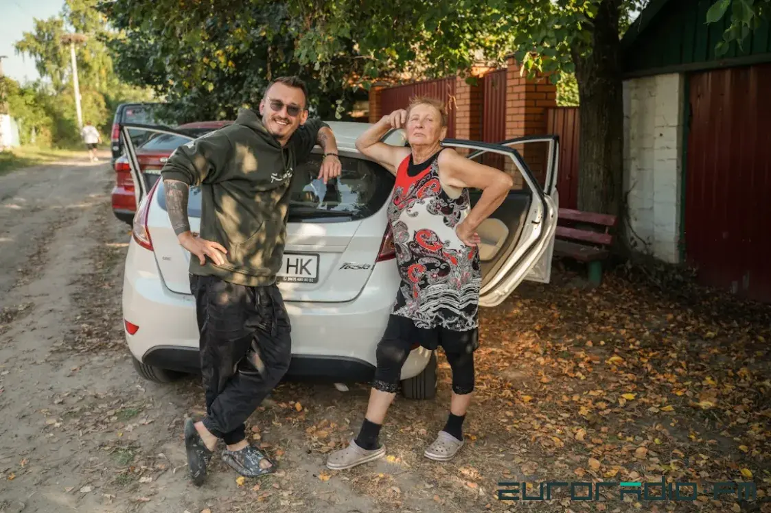 Як валанцёры дапамагаюць украінцам аднаўляць дамы пасля расійскай акупацыі