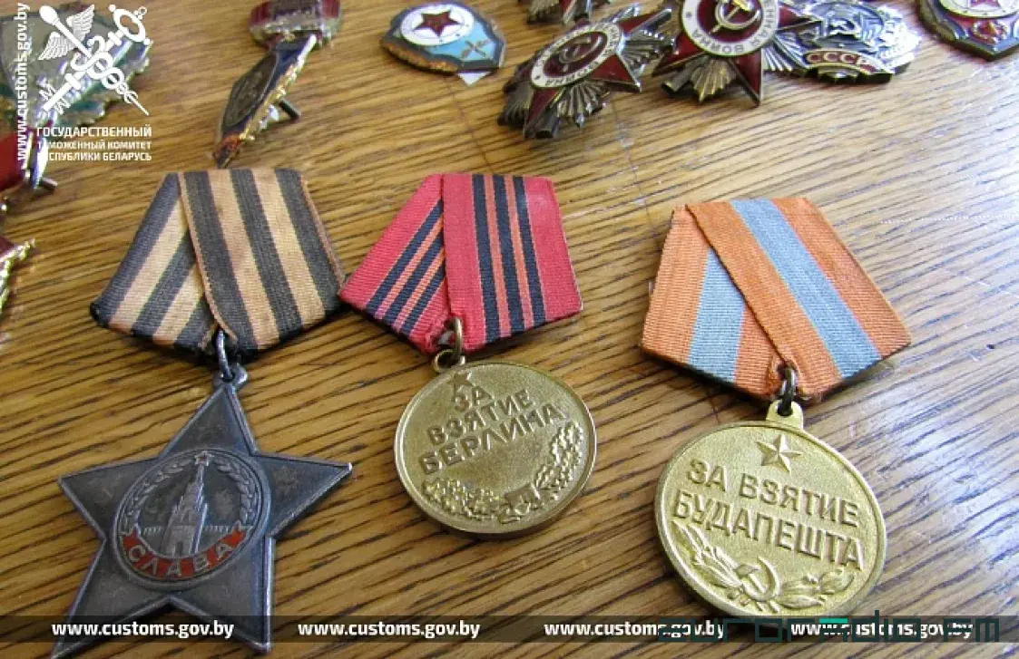 Украінец незаконна выносіў з Беларусі 100 ордэнаў і медалёў