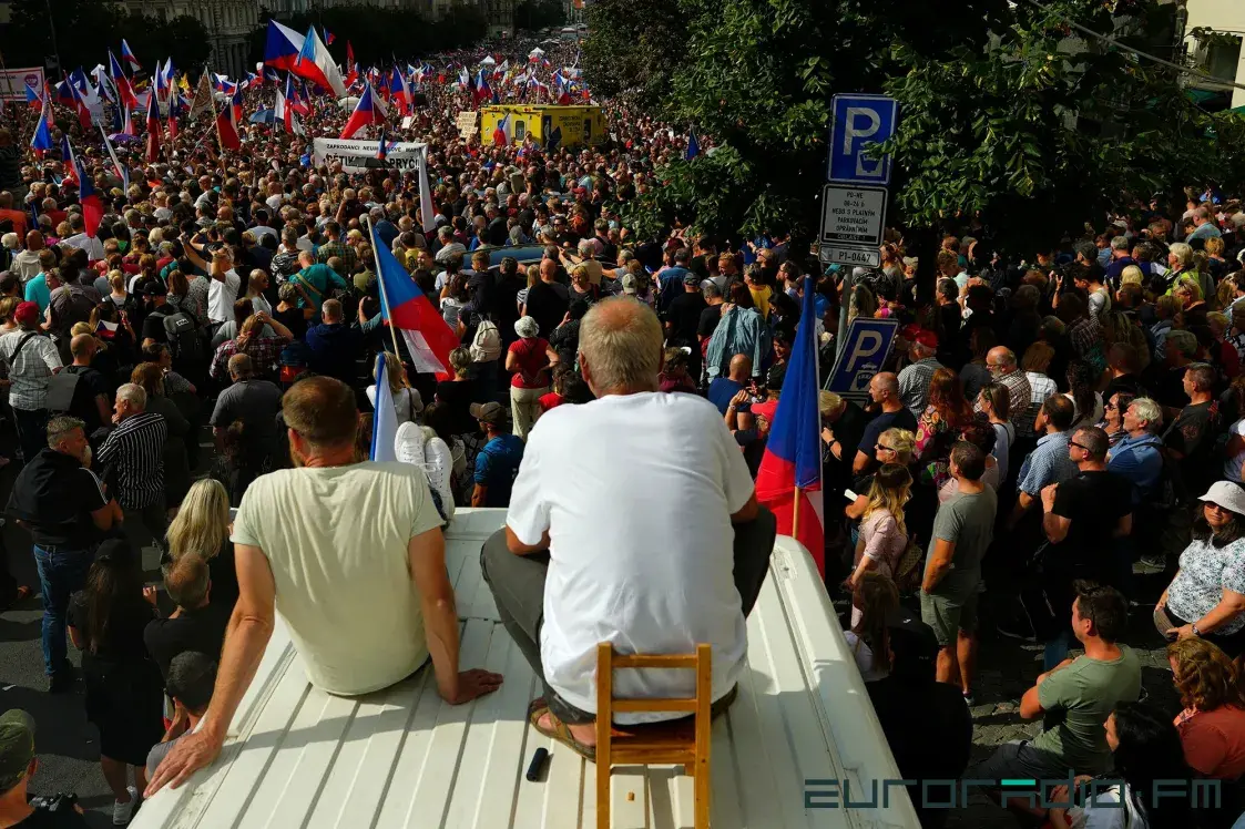 Тысячи человек протестовали в Праге против поддержки Украины? Всё не совсем так