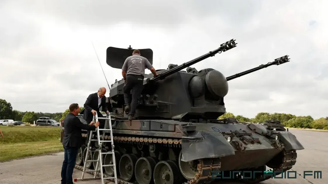 Канцлер Германіі залез на "Гепарда", які перадаюць Украіне