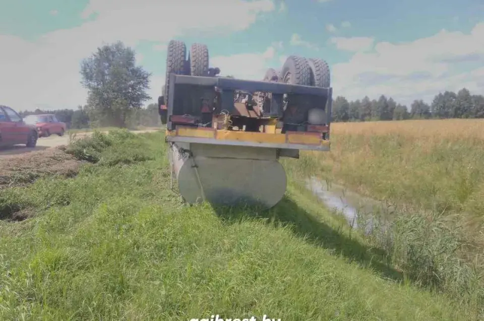 У Брэсцкім раёне перакуліўся малакавоз (фота)