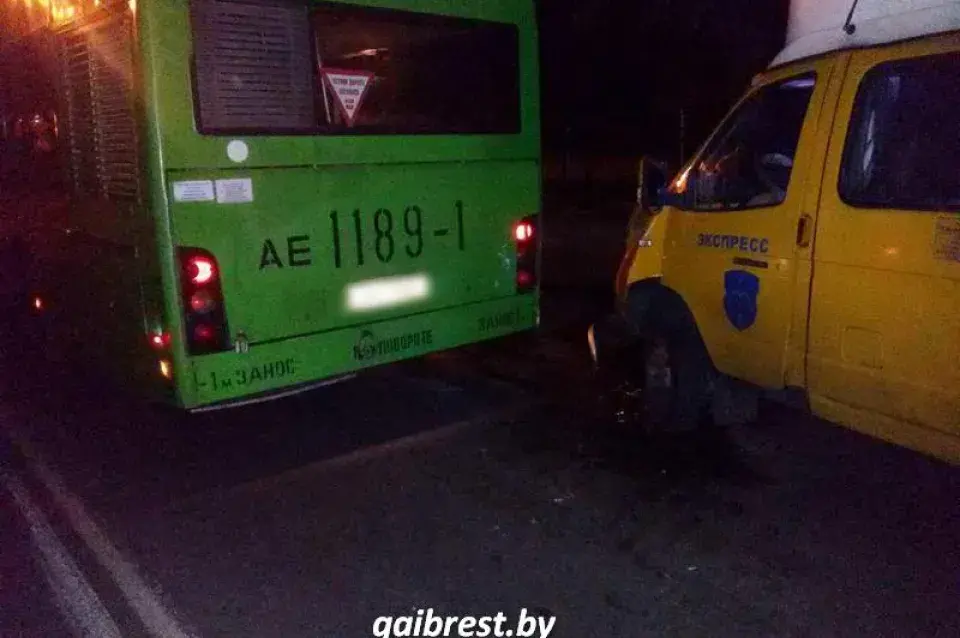 У Брэсце маршрутнае таксі сутыкнулася з аўтобусам (фота)