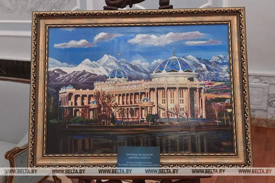 Рахмон падарыў Лукашэнку таджыкскі кінжал (фота)