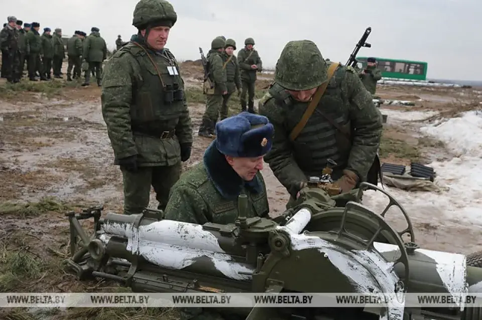 У Беларусі кіраўнікам абласцей дазволілі пастраляць з артылерыйскіх гармат
