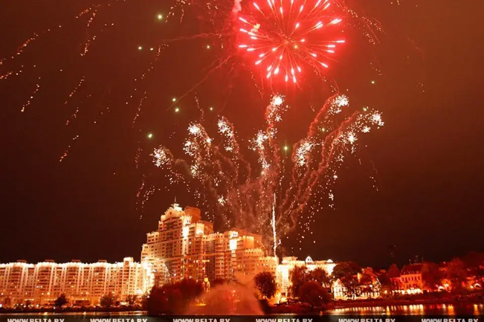 Светлавое шоу і феерверкі на вадзе ў цэнтры Мінска (фота, відэа)