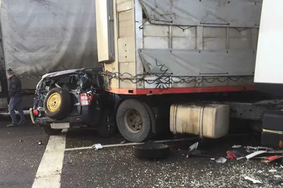 У Мінску сутыкнуліся дзве фуры і тры легкавікі (фота)