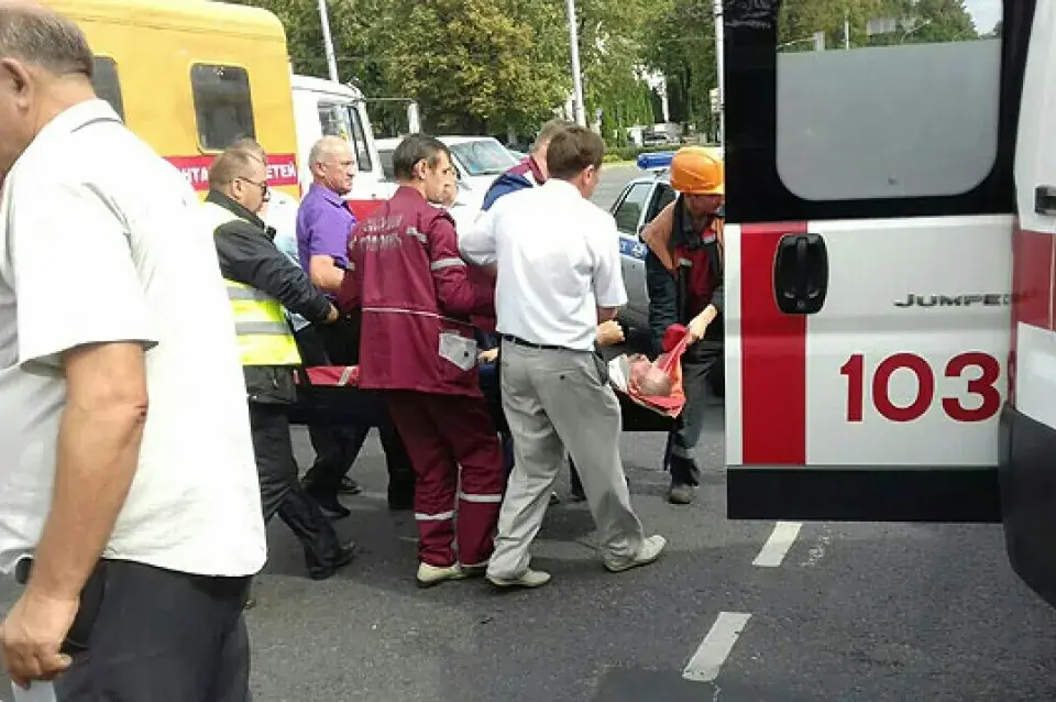 У Мінску рабочыя, якія рамантавалі тралейбусную лінію, упалі на аўтамабіль