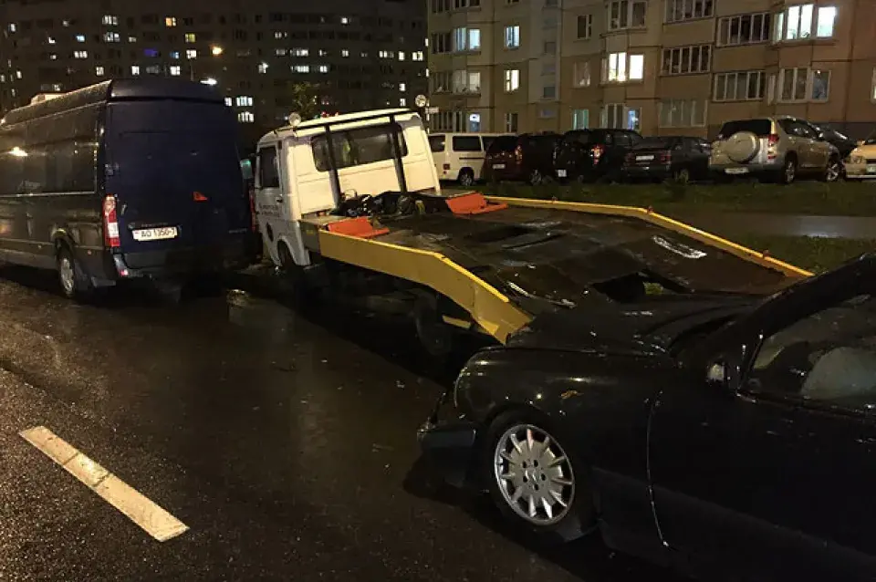 У ДТЗ у Мінску мужчыну даставалі з лабавога шкла аўтамабіля (фота)