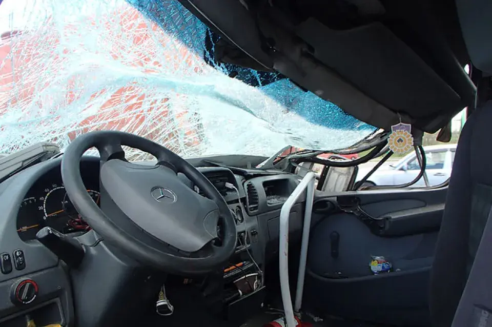 У Мінску маршрутка сутыкнулася з машынай дарожнікаў, ёсць пацярпелыя (фота)