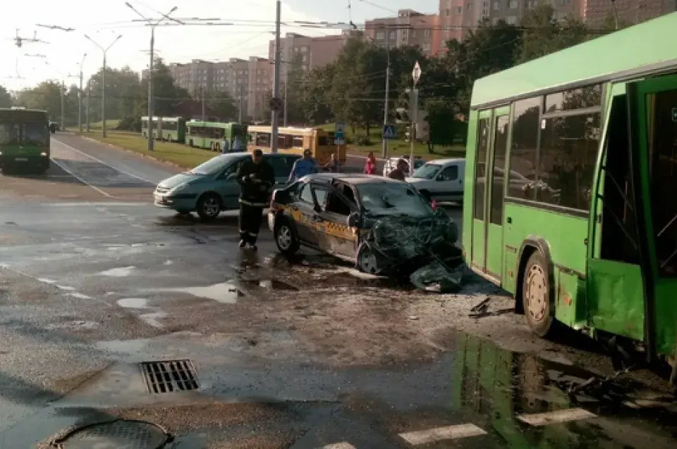 У аўтааварыі ў Мінску загінулі двое пасажыраў таксі