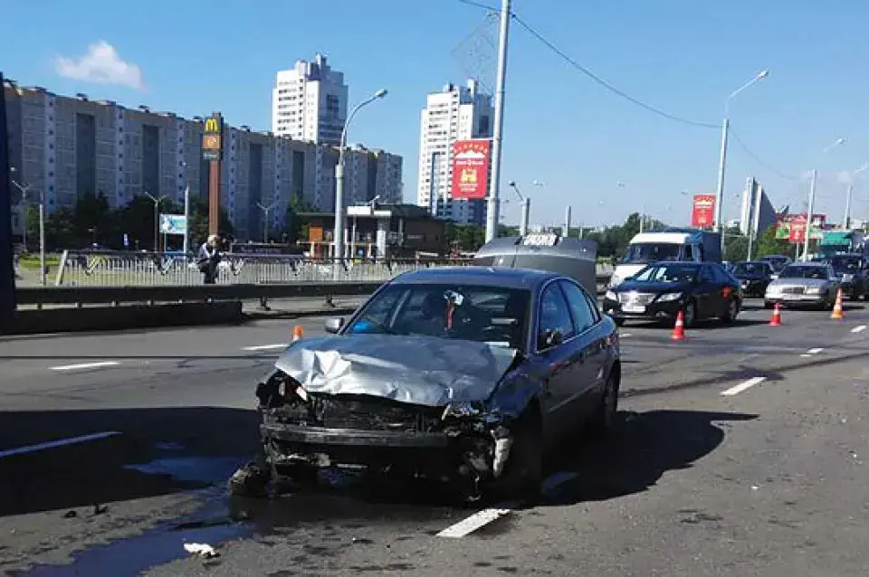 У ДТЗ у Мінску на праспекце Незалежнасці пацярпелі 4 чалавекі (фота)