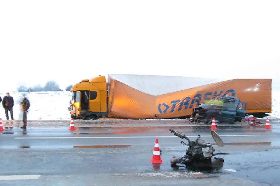 Каля Валожына легкавік трапіў пад фуру, загінулі двое дзяцей і жанчына-кіроўца