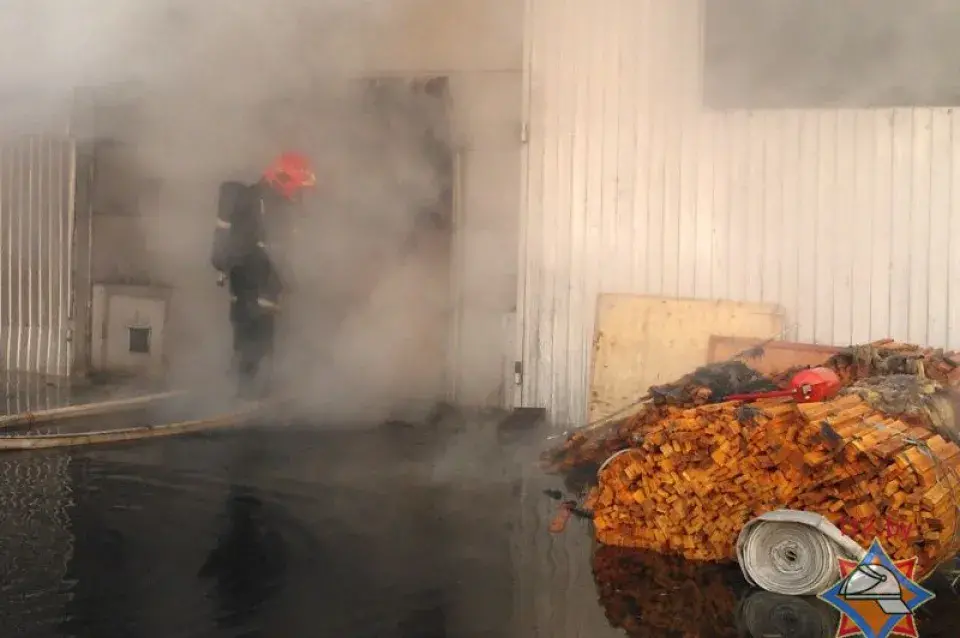 Падчас пажару на складе ў Брэсце згарэлі станкі, пагрузчыкі (фота, відэа)