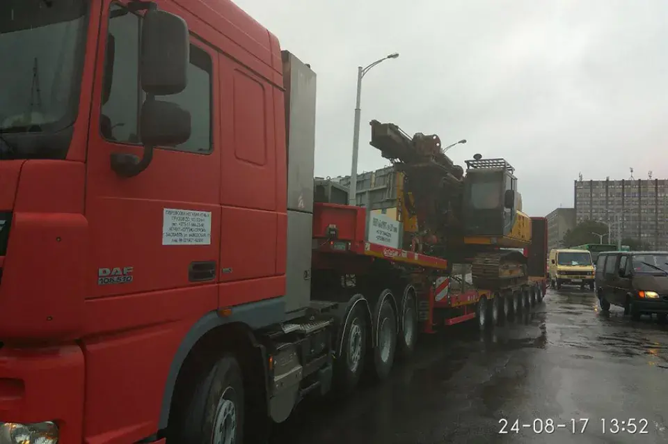 У Мінску цягач з буравой устаноўкай стралой пашкодзіў пуцеправод (фота)