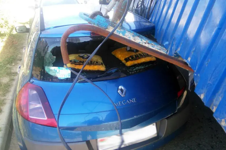 У Мінску на Renault з паўпрычэпа ўпала бытоўка (фота)